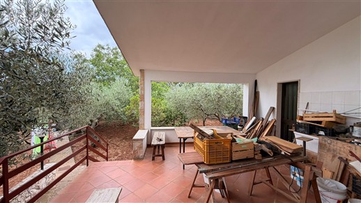 Villa Di 3 Vani e Acc. In Buono Stato, Rivestita In Pietra e Recintata.